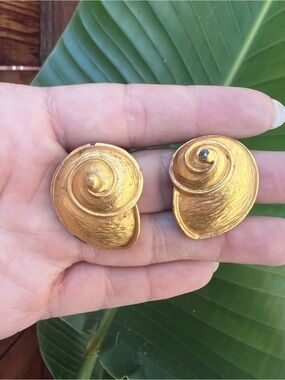 TEXTURED 90’s 90s Vintage Women’s Gold Tone Swirl Shell Big Clip On Earrings